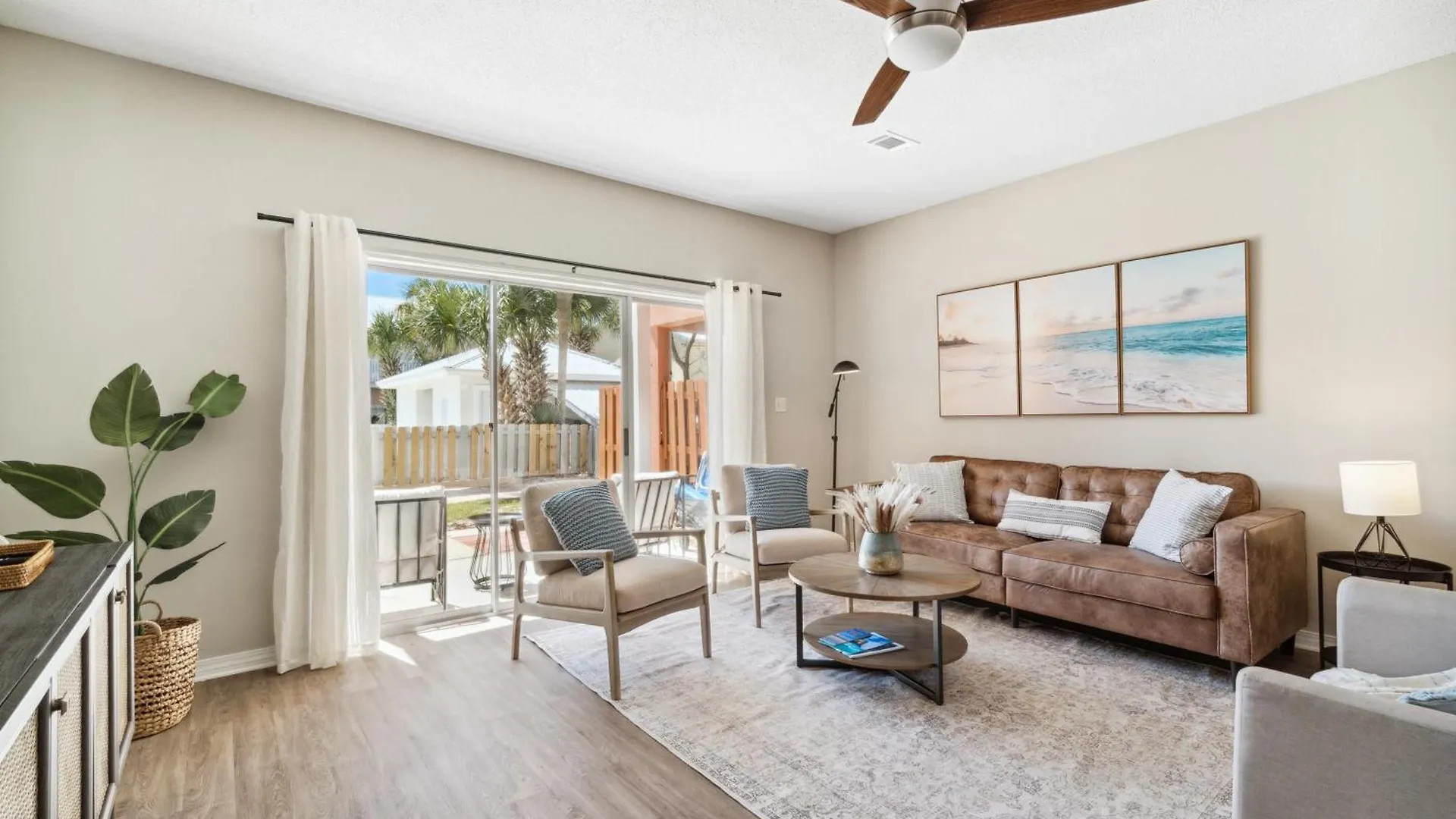 Luxury Miramar Beach Getaway ! 5-Min Walk To Sand ! Private Pool ! Dedicated Parking ! Dog Friendly ! 1Gb Wifi ! Mins To Shopping Destin Holiday home