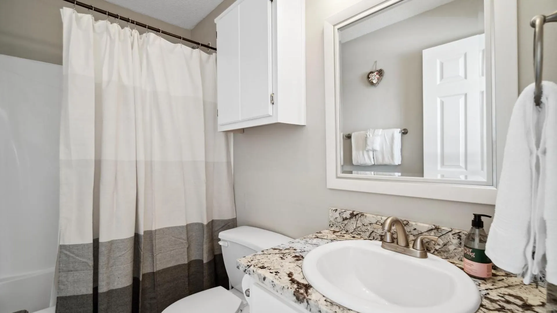 Luxury Miramar Beach Getaway ! 5-Min Walk To Sand ! Private Pool ! Dedicated Parking ! Dog Friendly ! 1Gb Wifi ! Mins To Shopping Destin Holiday home