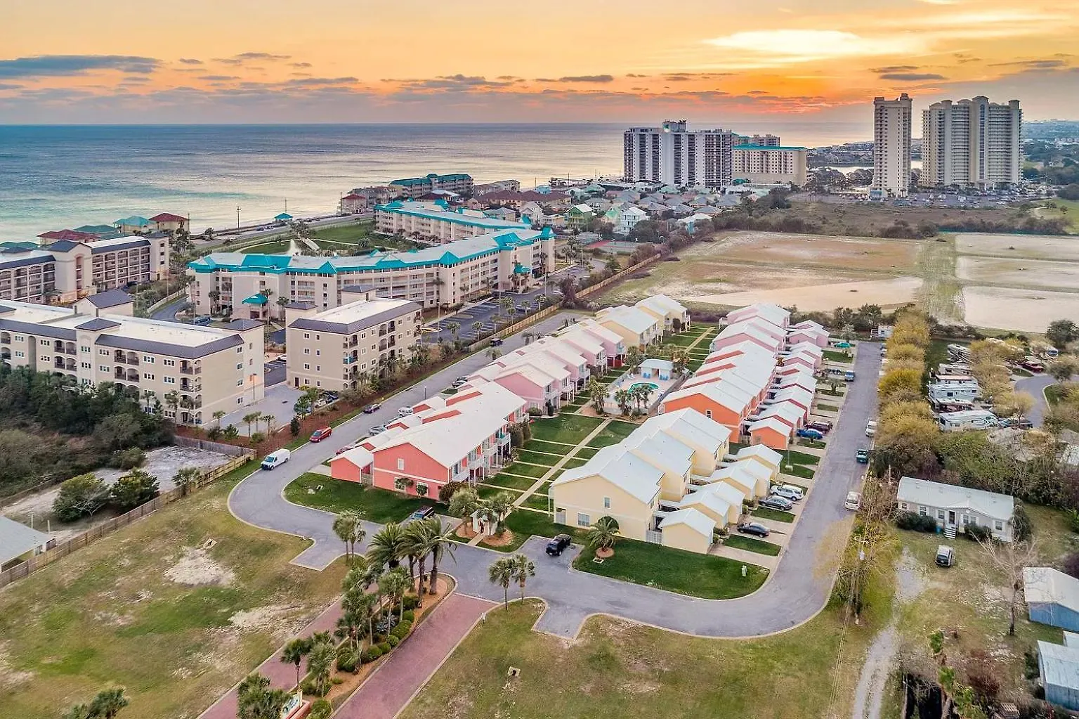 Luxury Miramar Beach Getaway ! 5-Min Walk To Sand ! Private Pool ! Dedicated Parking ! Dog Friendly ! 1Gb Wifi ! Mins To Shopping Destin